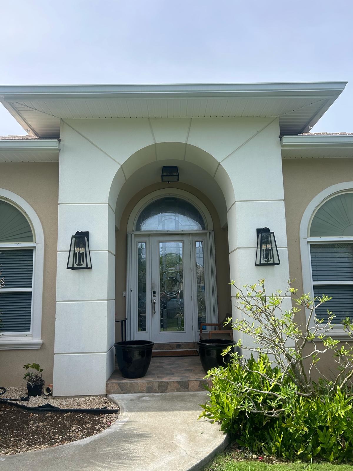 Clean white building home exterior in Grand Cayman after soft washing